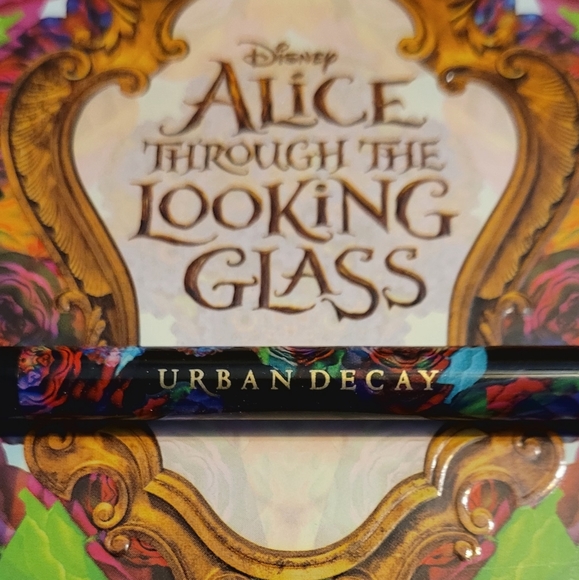 NWOT Urban Decay Disney Alice Through The Looking Glass Eyeshadow Palette - Picture 4 of 9